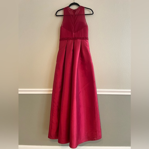 Formal dress - Picture 4 of 7